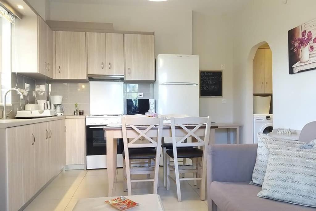 קלמאטה New, Bright, Cozy, Autonomous Apartment With Private Entrance And Garden, 42 M2, 5Min To The Beach And City Center מראה חיצוני תמונה